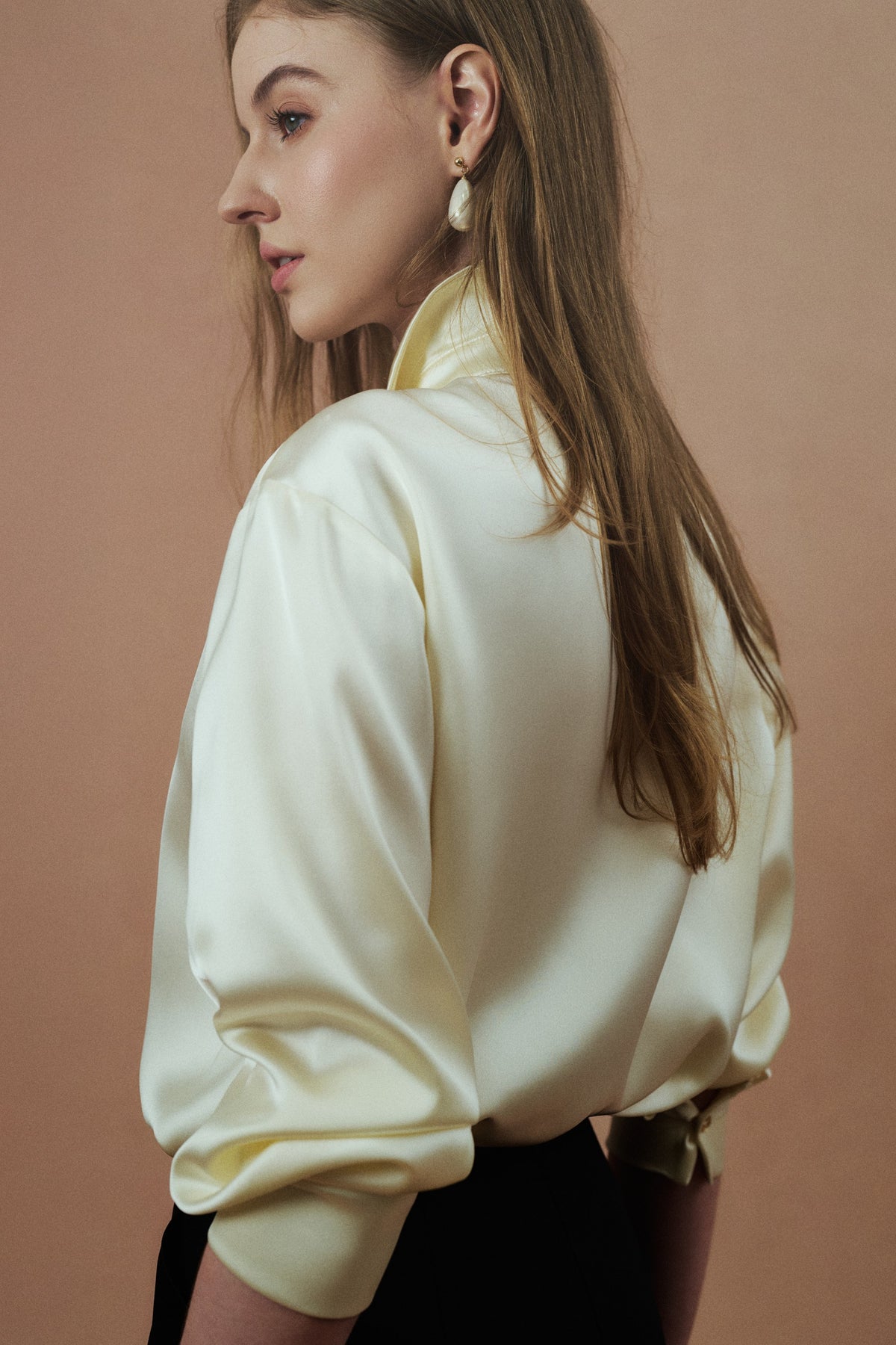 Romane Set in Cream / Black, side view
